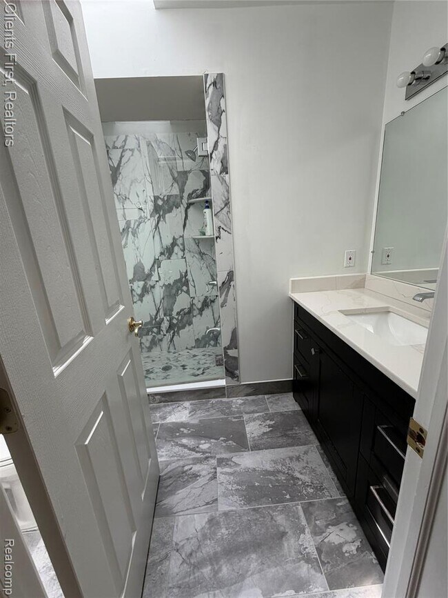 Building Photo - 7043 Foxridge Dr