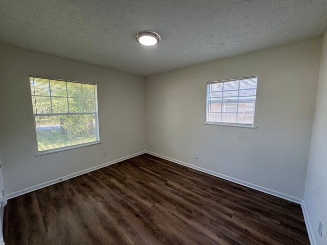 Building Photo - Fall Into Savings – Rent Reduced & ½ Off Y...