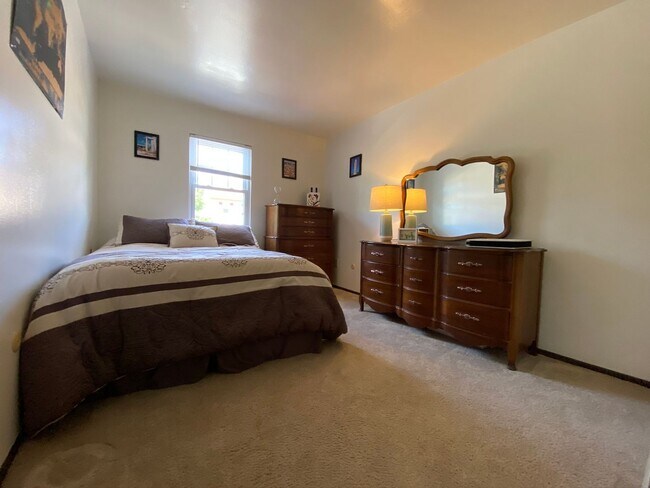 Building Photo - Beautiful 2 Bedroom Apartment in Prime Bellevue Location! Close to Downtown, Shopping, Dining & M...