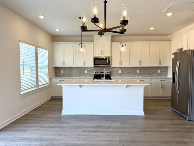 Building Photo - 2372 Meadowwood Dr