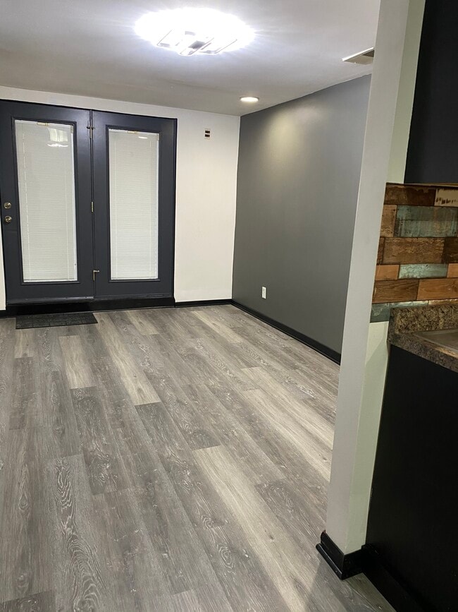 Building Photo - 3153 S May St