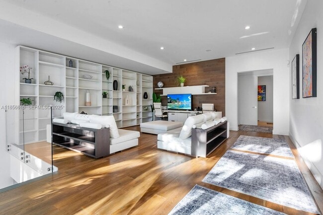 Building Photo - 310 SE 11th Ave