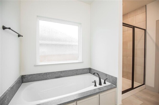 Building Photo - 949 Cook St