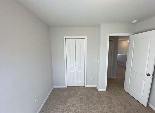 Building Photo - Beautiful 3 Bedroom, 2 1/2 Bathroom Home off Robinhood Rd in Winston!