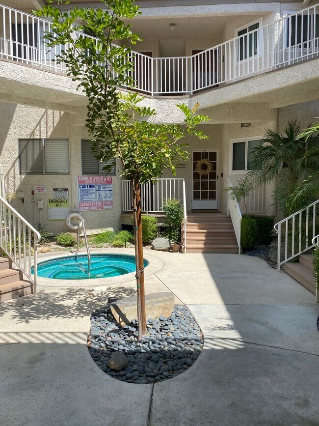 Building Photo - 1 bed, 1 bath Sycamore Villas Condo