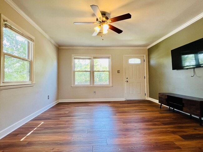 Building Photo - Charming Rancher in the Heart of Colonial Place