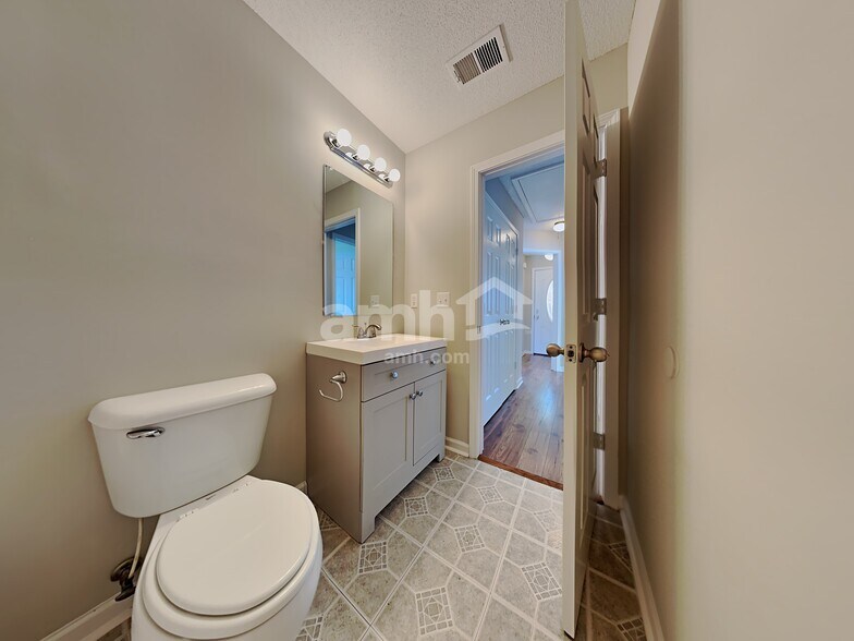 Building Photo - 1900 Roy Dr