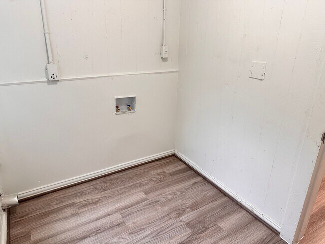 Building Photo - April 1st!! 2 Bedroom Home Close to Historic District