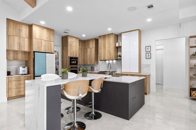 Building Photo - 32810 Oak Creek Dr