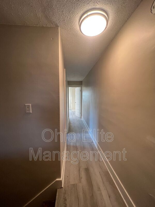 Building Photo - 898 E 13th Ave