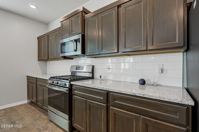 Building Photo - 13130 Oakhampton Ave