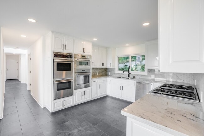 Building Photo - 15851 Mulholland Pl