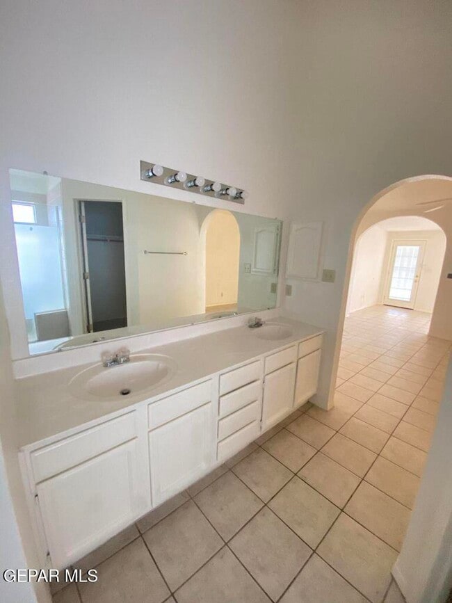 Building Photo - 12601 Meadow Gate Dr