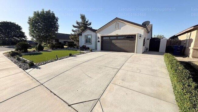 Building Photo - 3 bedroom 2 bathroom home located in a cul- de- sac in a Southwest Bakersfield neighborhood
