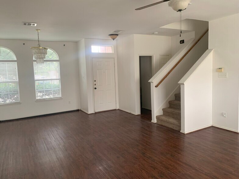 Building Photo - 3204 Paradise Valley Dr