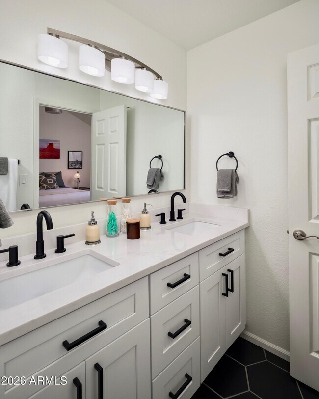 Building Photo - 322 E Bluebell Ln