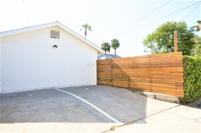 Building Photo - 5041 Mansfield St