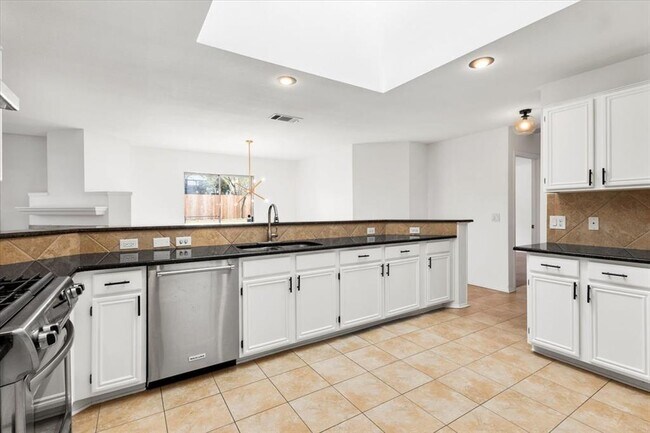 Building Photo - 6105 Back Bay Ln