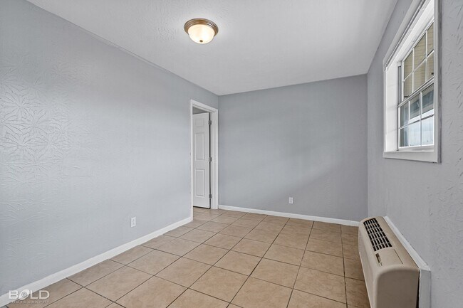 Building Photo - 1820 E Texas St