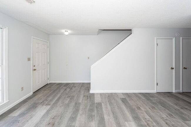 Building Photo - 2 Bedroom, 1.5 Bathroom Townhome - Summerville