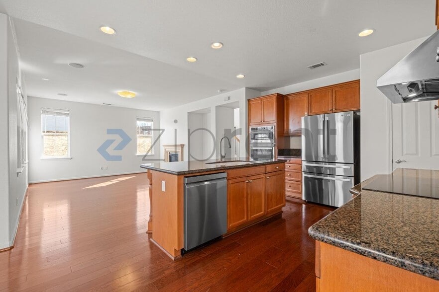 Building Photo - 581 Kirkland Ave