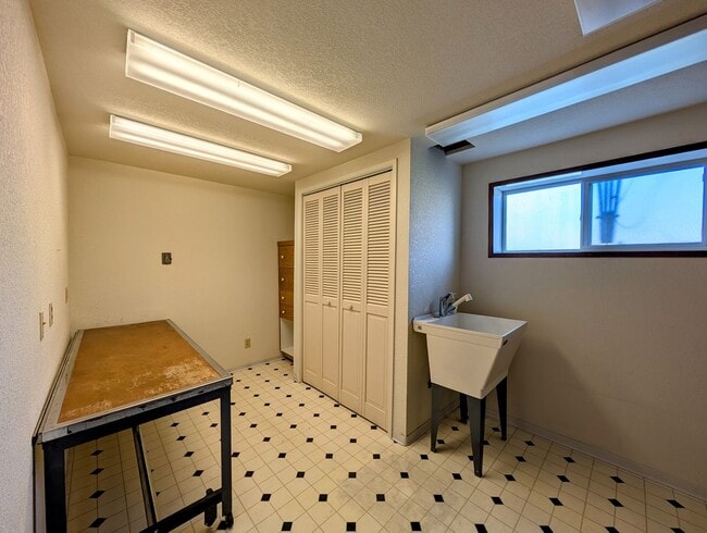 Building Photo - Over Sized 3-Bed, 2.5-Bath SFH w/ 2-Car Garage, & Fenced Backyard!
