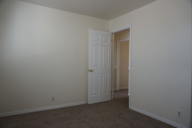 Building Photo - West Jordan 5 Bedroom Townhome