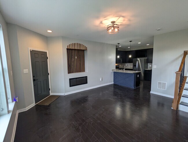 Building Photo - Two Level END UNIT condo in East of Market...