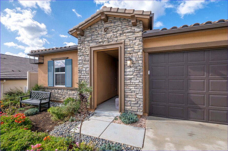 Building Photo - 1373 Topanga Dr