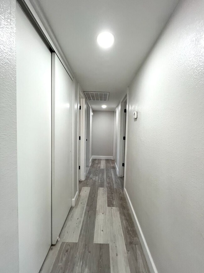Building Photo - REMODELED 3 BEDROOM PLUS BONUS ROOM/BEDROOM. GREAT BACKYARD