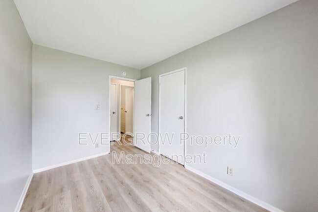Building Photo - 546 Mooreland Dr