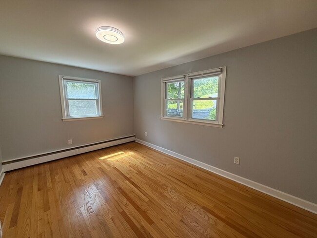 Building Photo - 3 Bedroom House with Many Amenities in Roc...