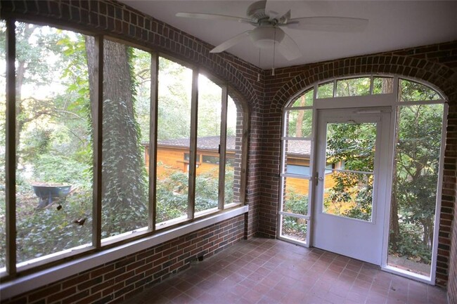Building Photo - 509 Claire Dr NE
