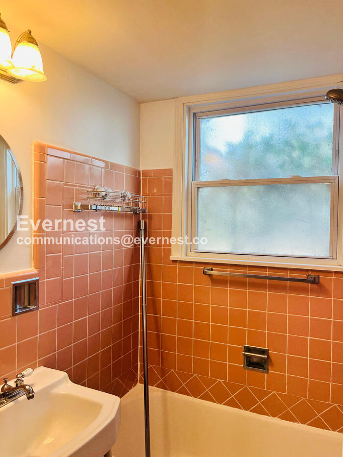 Building Photo - 454 Bowling Ave