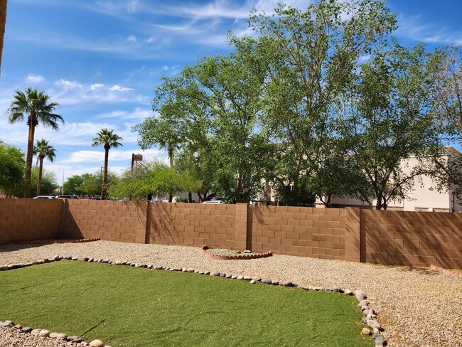Building Photo - 3 Bedroom Home in Westbank Estates Near E ...