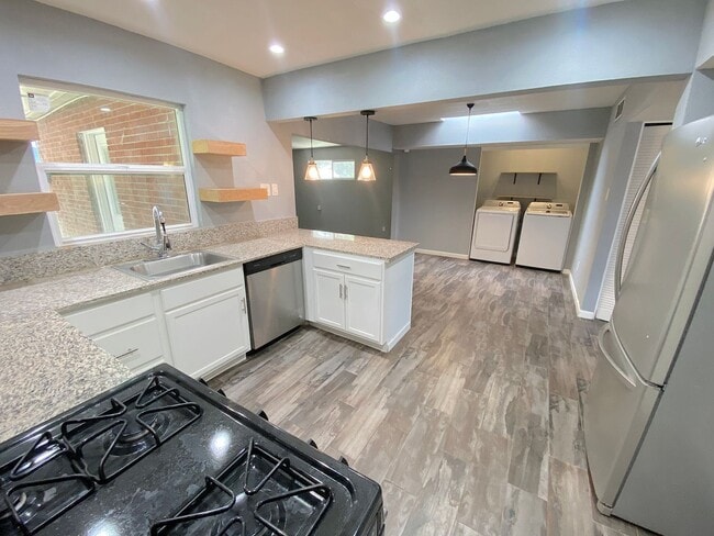Building Photo - West El Paso 4 bed/2 Bath refrig A/C Home!