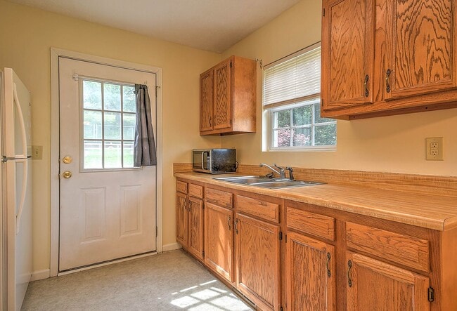 Building Photo - 303 Moorland Dr