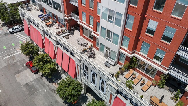 Building Photo - 400 W North St