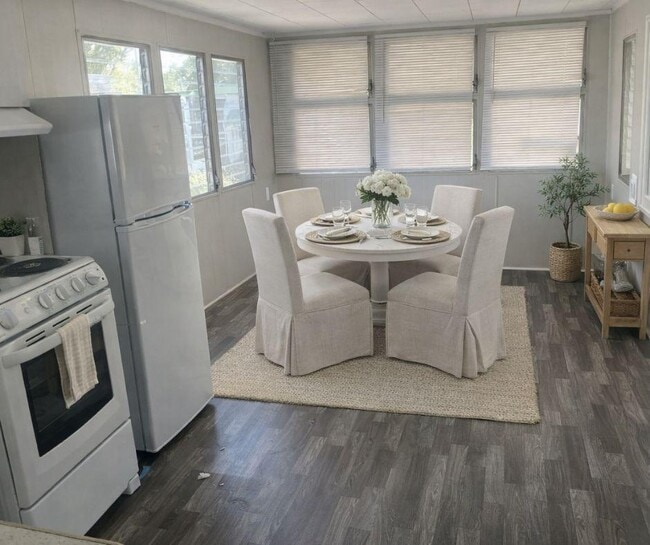 Building Photo - 10 Circle Dr