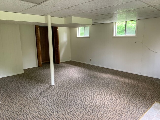 Building Photo - 3 Bedroom Close to Lewis Gale Hospital