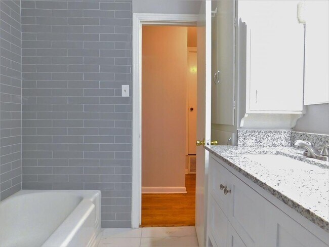 Building Photo - 805 Emery St