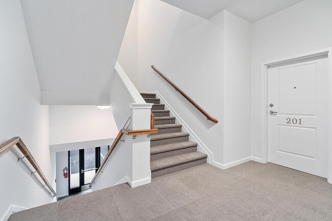 Building Photo - 565 W Lehigh St