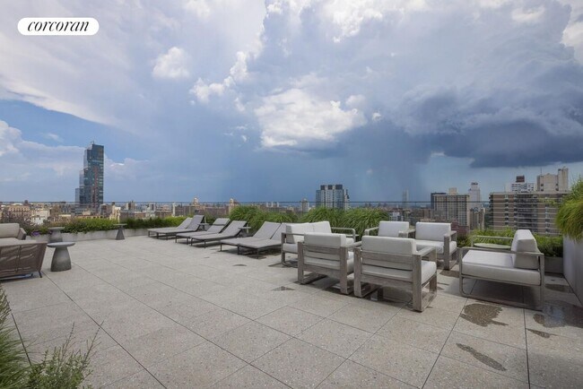 Building Photo - 250 W 96th St