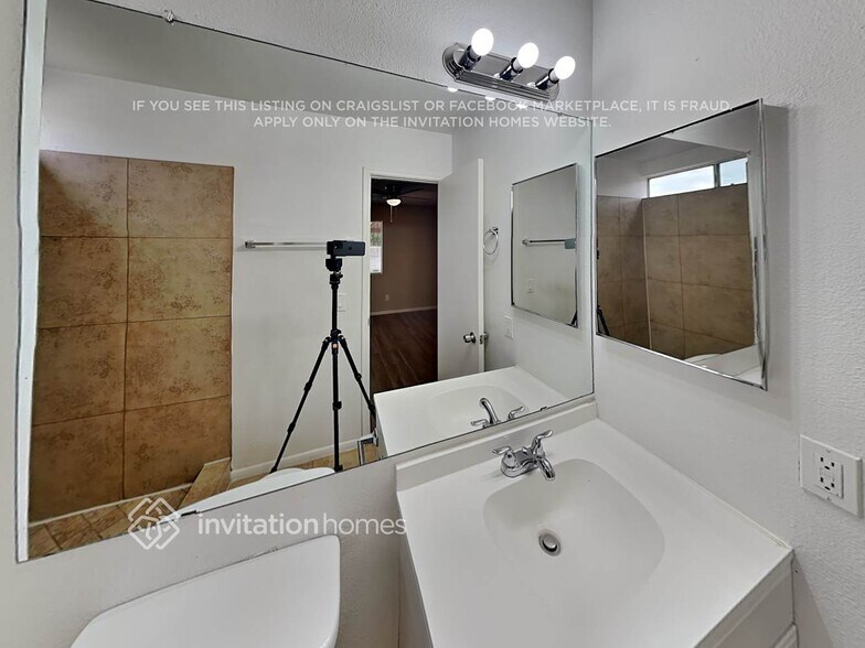 Building Photo - 7740 W Meadowbrook Ave