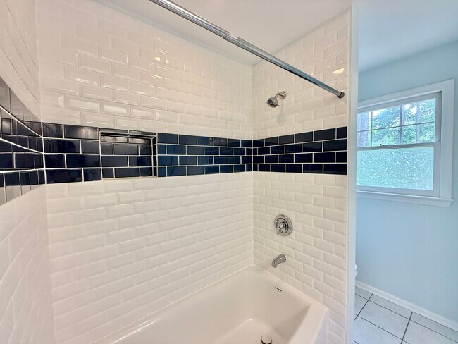 Building Photo - **OFFERING RENT PROMOTION FOR FIRST 6 MONT...