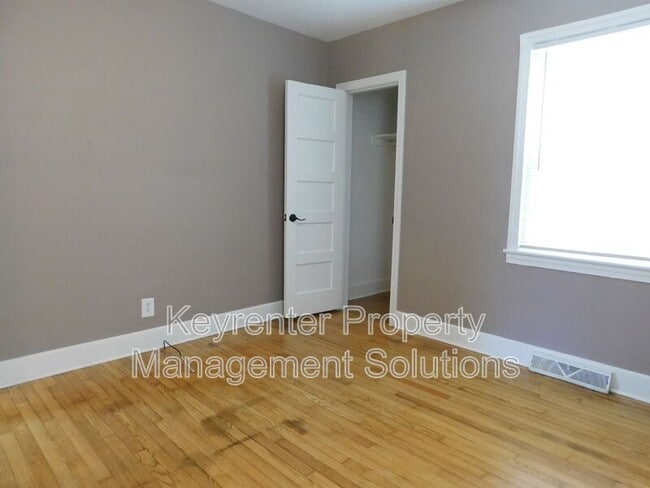 Building Photo - 325 James Ave