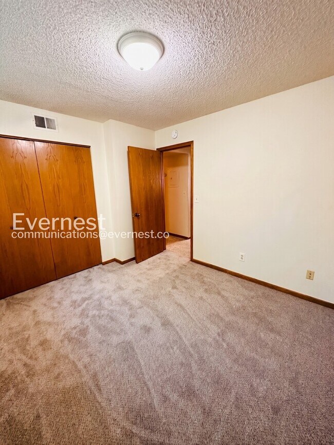 Building Photo - 2 Bed, 1 Bath Condo with Modern Amenities / Available Soon!