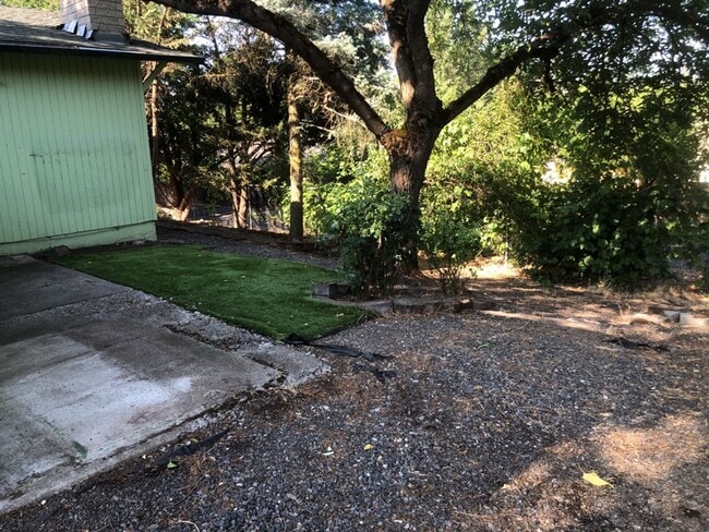 Building Photo - Spacious 3 Bedroom Home with Retro Charm!