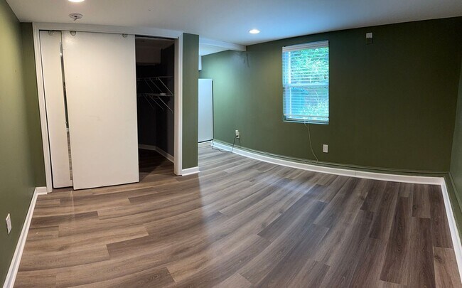 Building Photo - 5 Bedroom/4 Bath Home for lease on 1.5 Acr...