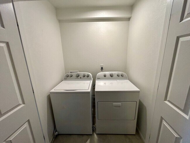 Building Photo - Modern Three Bedroom Townhome Available For Rent in Creekside